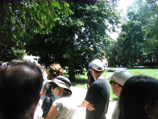 45 minutes line Washinton's house.jpg