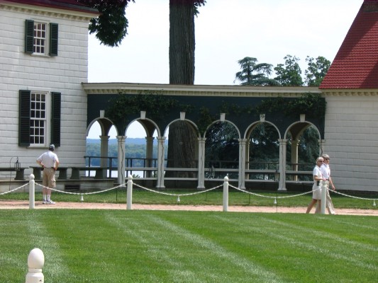 Colonnade Washington's house.jpg