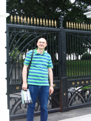 Stefano gate White House WA.jpg