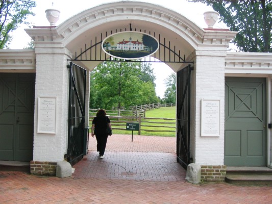 Carolyn is  buying tickets at Washington's house.jpg